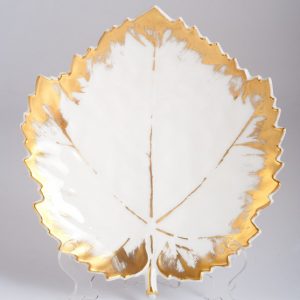 Фарфоровая тарелка в виде листа с золотой текстурой KPM, средняя